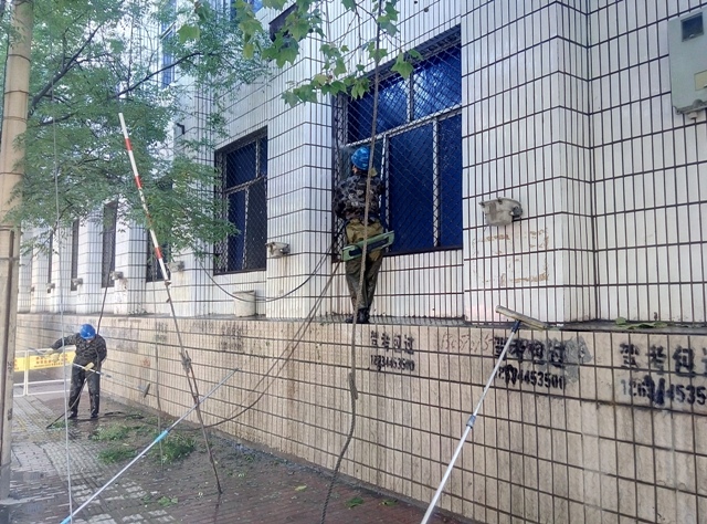 城市“美容師”為園林陽(yáng)泉“潔面”